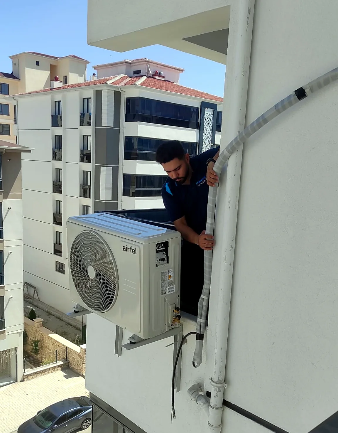 Teknisyen apartmanın üst katında Airfel dış ünitenin borularını bağlıyor
