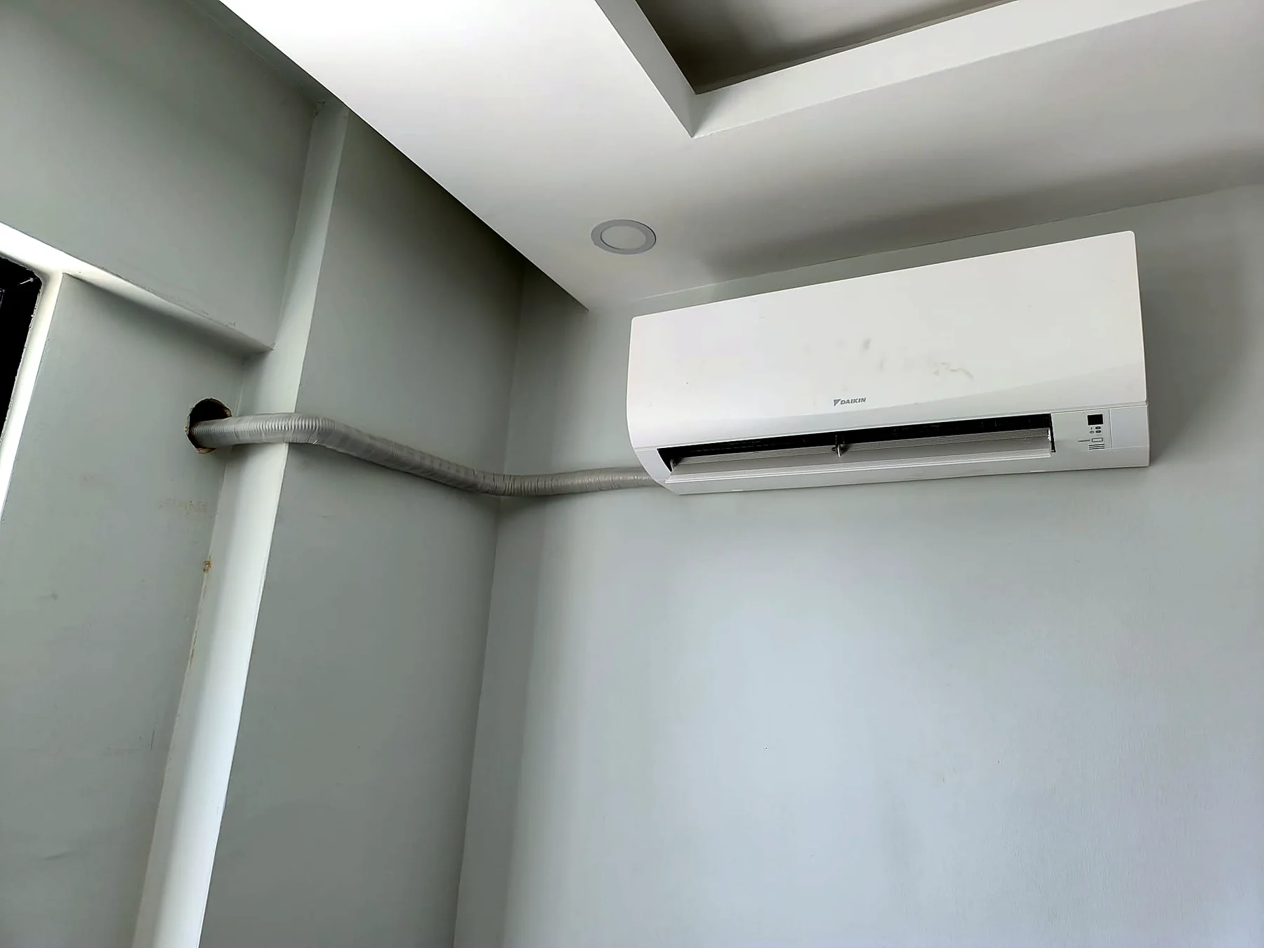 Duvara monte edilmiş Daikin split klima iç ünitesi ve boru kanalı