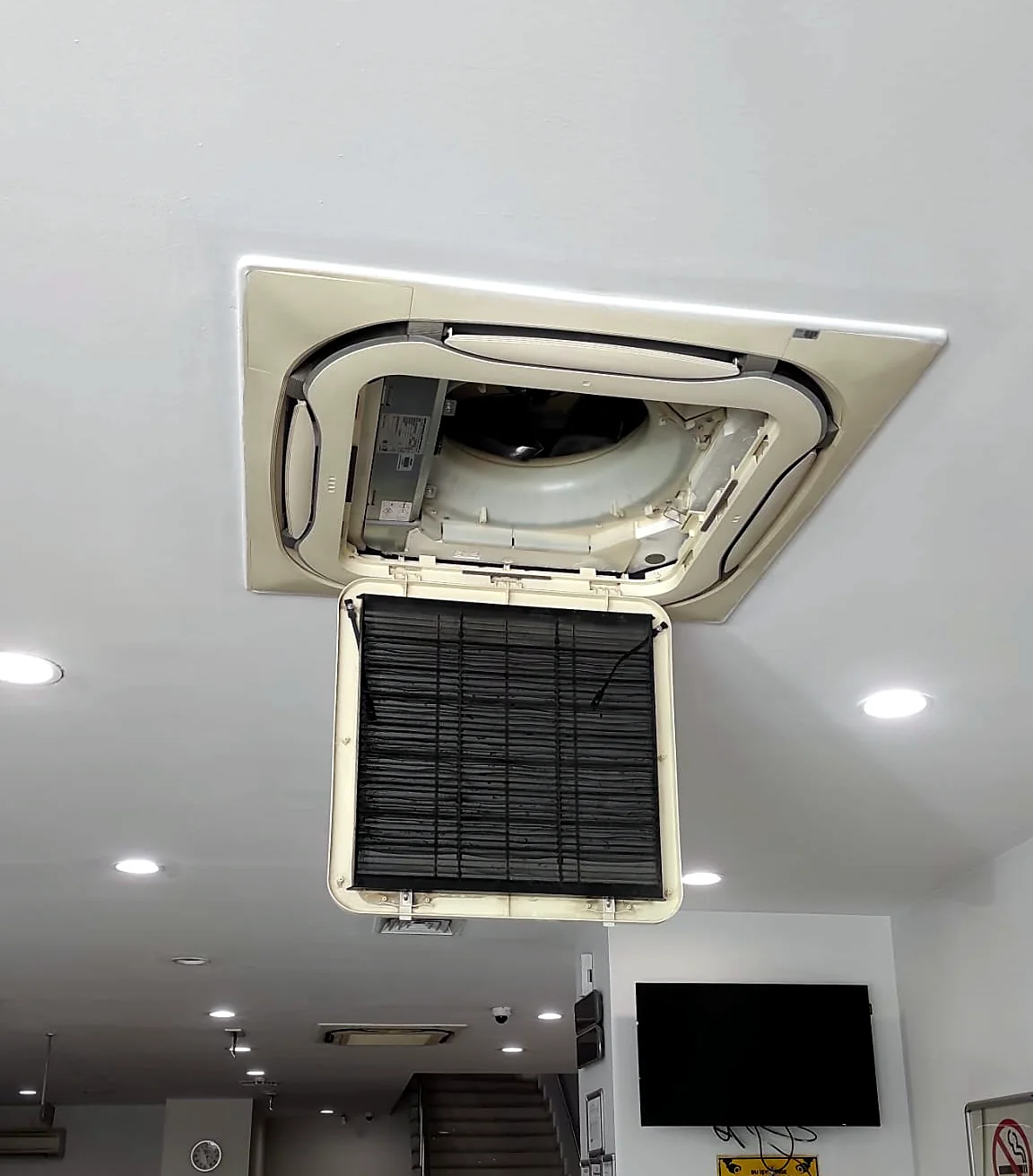 Kapağı açılmış kaset tipi tavan ünitesi ve filtresi